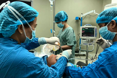 Gắp thành công con đỉa ký sinh trong cổ họng bệnh nhi