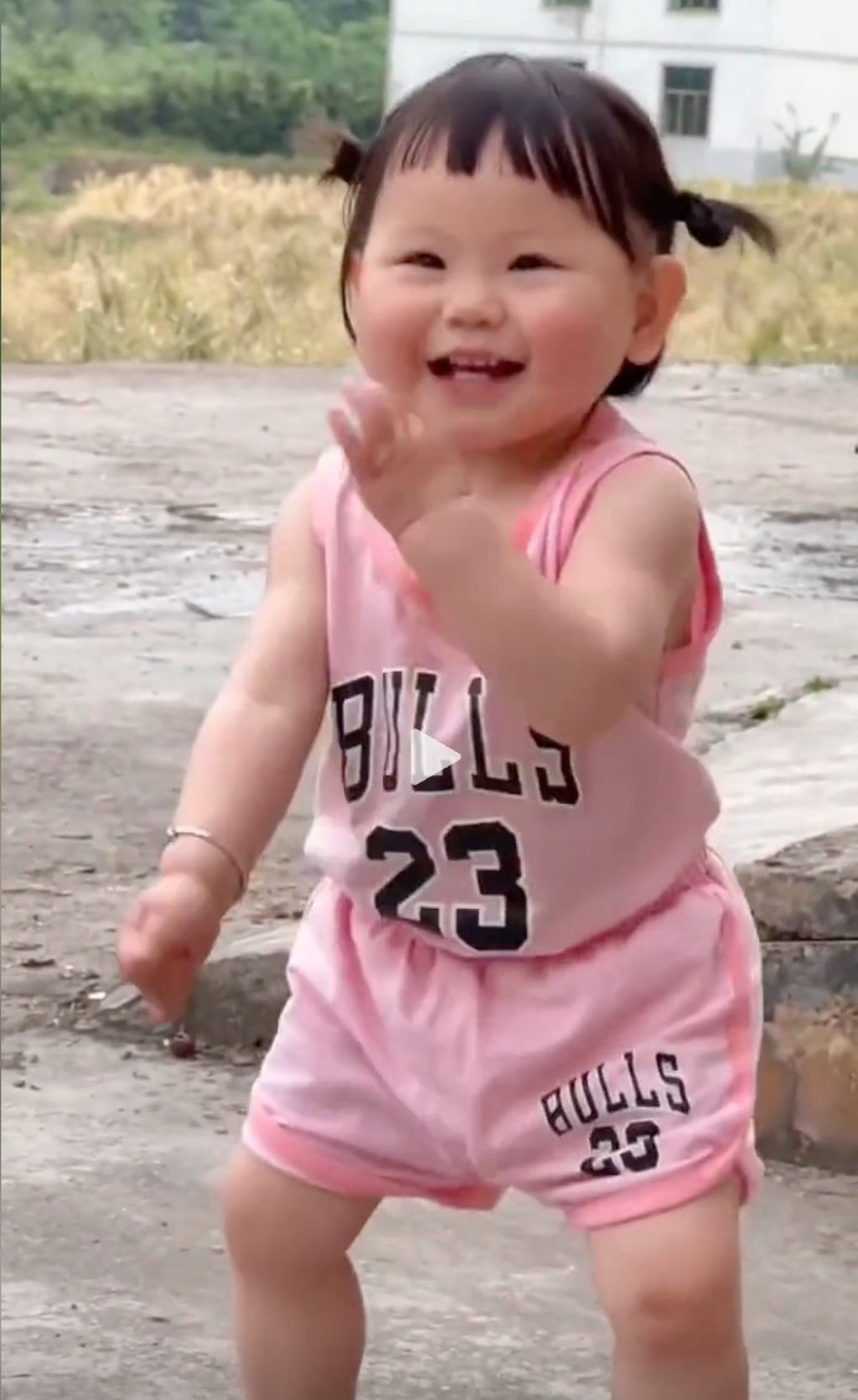 ក្មេងស្រីដែលចាប់អារម្មណ៍មនុស្ស២១លាននាក់មិនទាន់ចូលសាលាមតេយ្យដោយមូលហេតុនឹកស្មានមិនដល់ - 2 Bé gái mê hoặc 21 triệu người, chưa đi học mẫu giáo vì lý do không ngờ - 2