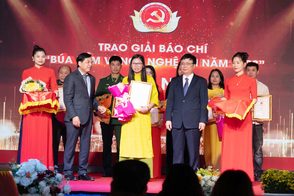 Phóng viên báo Dân trí đoạt giải Nhì giải báo chí Búa liềm vàng Nghệ An - 1 Phóng viên báo Dân trí đoạt giải Nhì giải báo chí Búa liềm vàng Nghệ An - 1