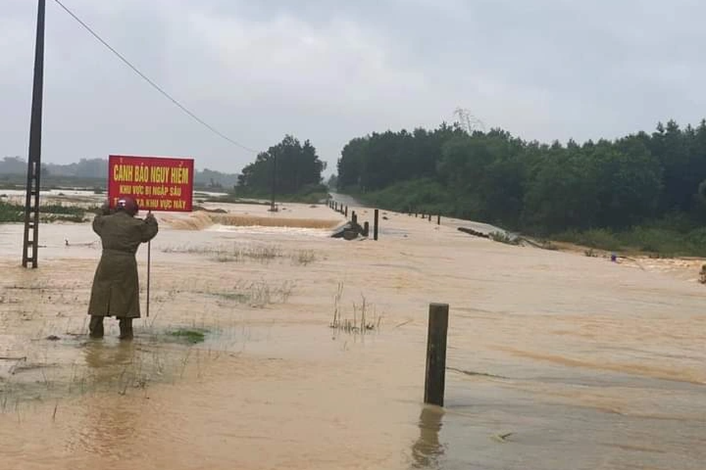 Hà Tĩnh: Hàng chục nghìn học sinh nghỉ học do mưa lũ sau bão - 1 Hà Tĩnh: Hàng chục nghìn học sinh nghỉ học do mưa lũ sau bão - 1