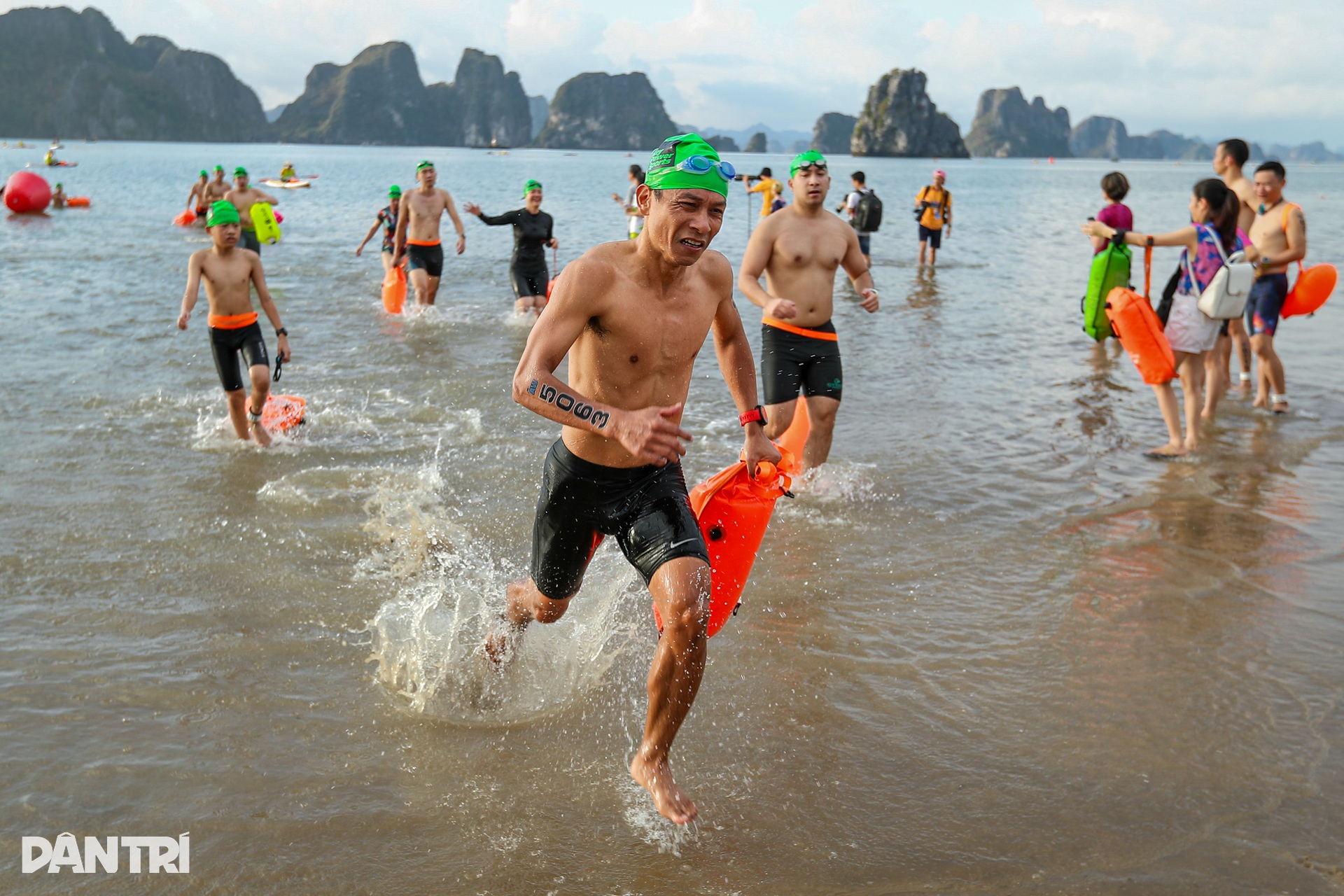 1.200 VĐV căng sức thi đấu bơi - chạy ở giải Aquathlon Warriors Van Don - 7 1.200 VĐV căng sức thi đấu bơi - chạy ở giải Aquathlon Warriors Van Don - 7
