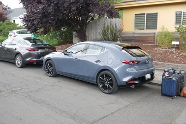 So sánh Mazda 3 Hatchback và Sedan 2020 - Xe nào có cốp rộng hơn?