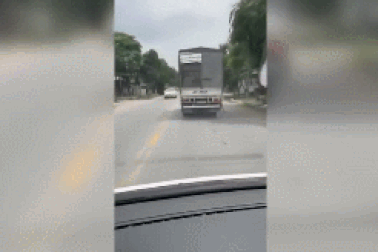 Bất chấp xe cấp cứu hú còi, tài xế xe tải vẫn chèn ép không cho vượt