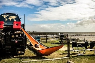 Cặp đôi bán sạch tài sản, leo lên xe tải cùng nhau “đi khắp thế gian”