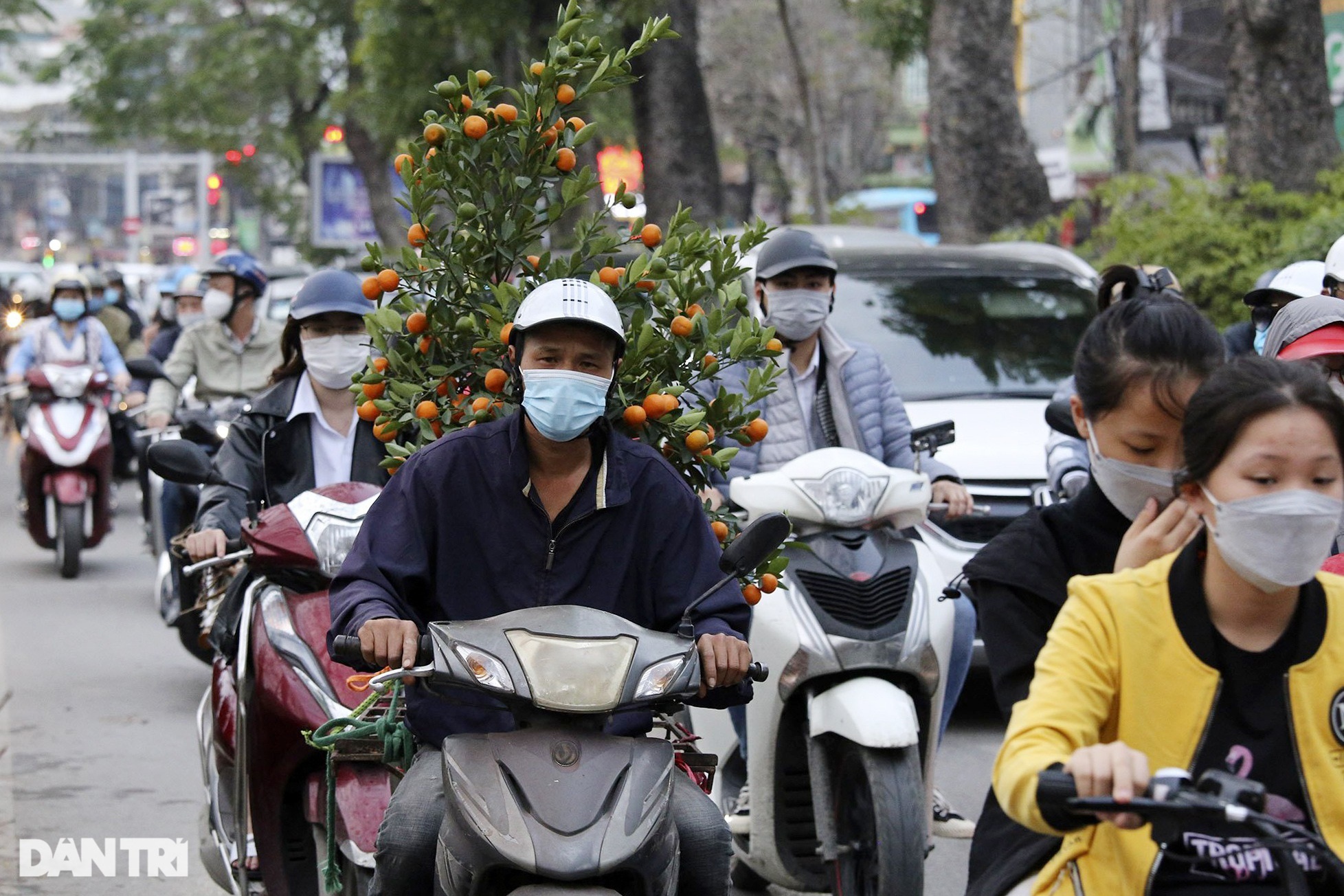 Nhiều tuyến phố trung tâm Hà Nội ùn ứ nghiêm trọng những ngày giáp Tết - 2 Nhiều tuyến phố trung tâm Hà Nội ùn ứ nghiêm trọng những ngày giáp Tết - 2