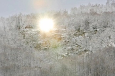Ngôi làng tự tạo "Mặt trời" để đối phó với 3 tháng chìm trong bóng tối