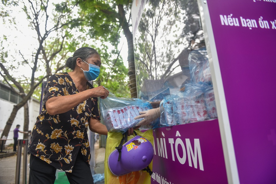 Hà Nội: ATM mỳ tôm, trứng gà trao yêu thương tới người nghèo - 1 Hà Nội: ATM mỳ tôm, trứng gà trao yêu thương tới người nghèo - 1