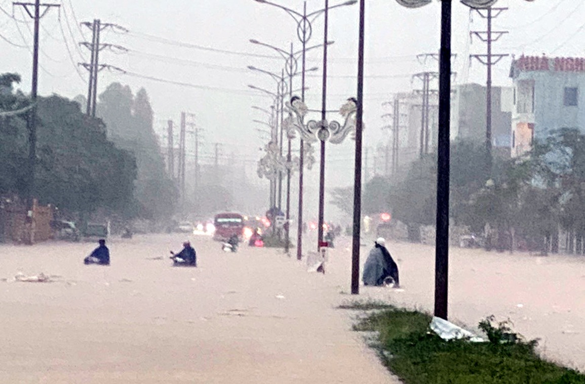 Chủ tịch Vĩnh Phúc lý giải vì sao TP Vĩnh Yên ngập sâu, đường phố tê liệt - 1 Chủ tịch Vĩnh Phúc lý giải vì sao TP Vĩnh Yên ngập sâu, đường phố tê liệt - 1