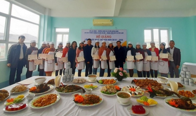 Bế giảng lớp nấu ăn hỗ trợ nạn nhân bị mua bán trở về do Chi cục Phòng, chống TNXH Quảng Ninh phối hợp với Trung tâm DVVL tỉnh tổ chức