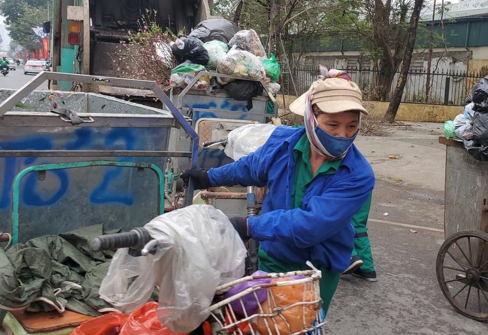 Hà Nội: Công nhân vệ sinh môi trường làm việc gấp ba lần trong ngày đầu năm - 2 Hà Nội: Công nhân vệ sinh môi trường làm việc gấp ba lần trong ngày đầu năm - 2