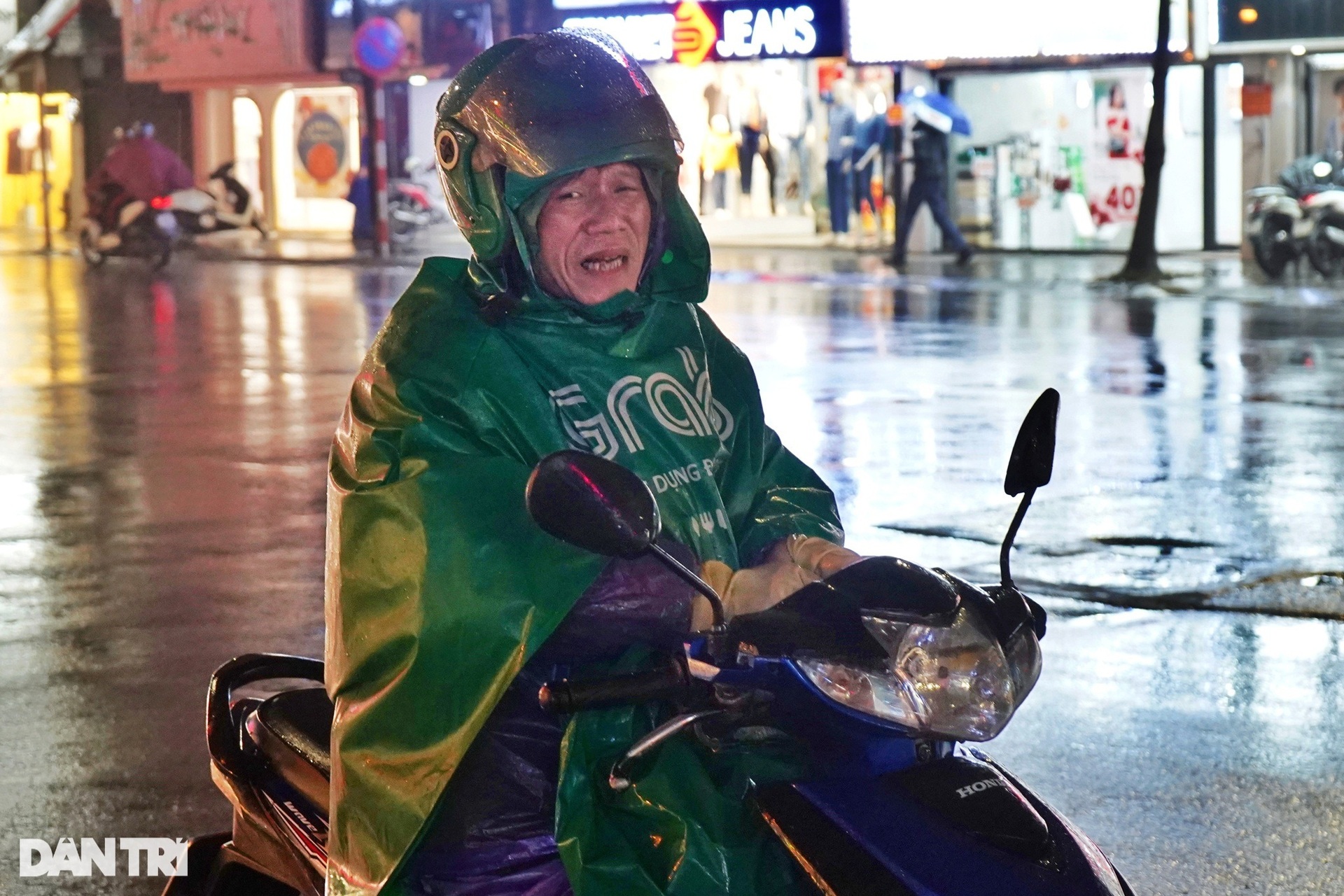 Hà Nội chìm trong mưa rét - 11 Hà Nội chìm trong mưa rét - 11