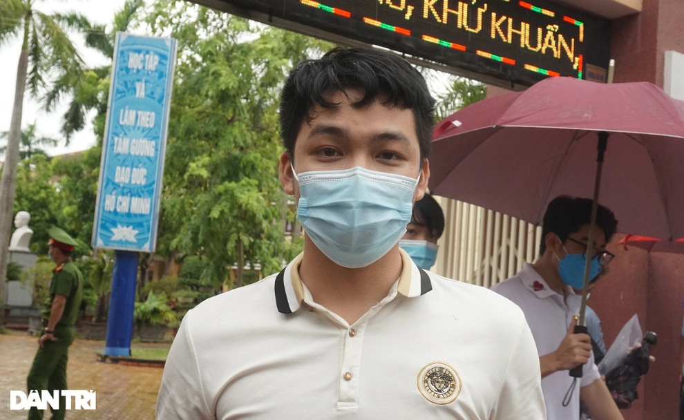 Chiến sỹ nghĩa vụ vượt nơi đang phong tỏa đến điểm thi trước giờ G - 1 Chiến sỹ nghĩa vụ vượt nơi đang phong tỏa đến điểm thi trước giờ G - 1