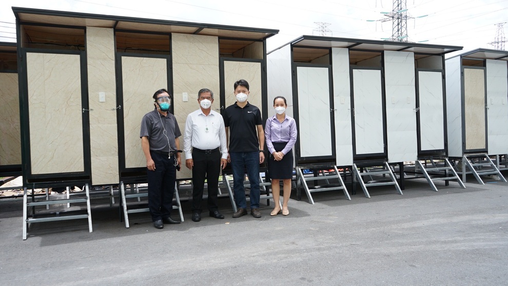 Chuyện những người trắng đêm lắp nhà vệ sinh khử khuẩn cho khu cách ly - 1 Chuyện những người trắng đêm lắp nhà vệ sinh khử khuẩn cho khu cách ly - 1
