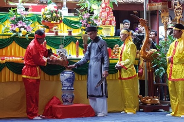 Hội "thề không tham nhũng": Dân mong quan cùng thề!