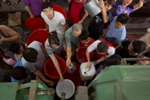 Bị cắt nước, dân chung cư Hà Nội nhịn tắm, giữ nước đánh răng tái sử dụng