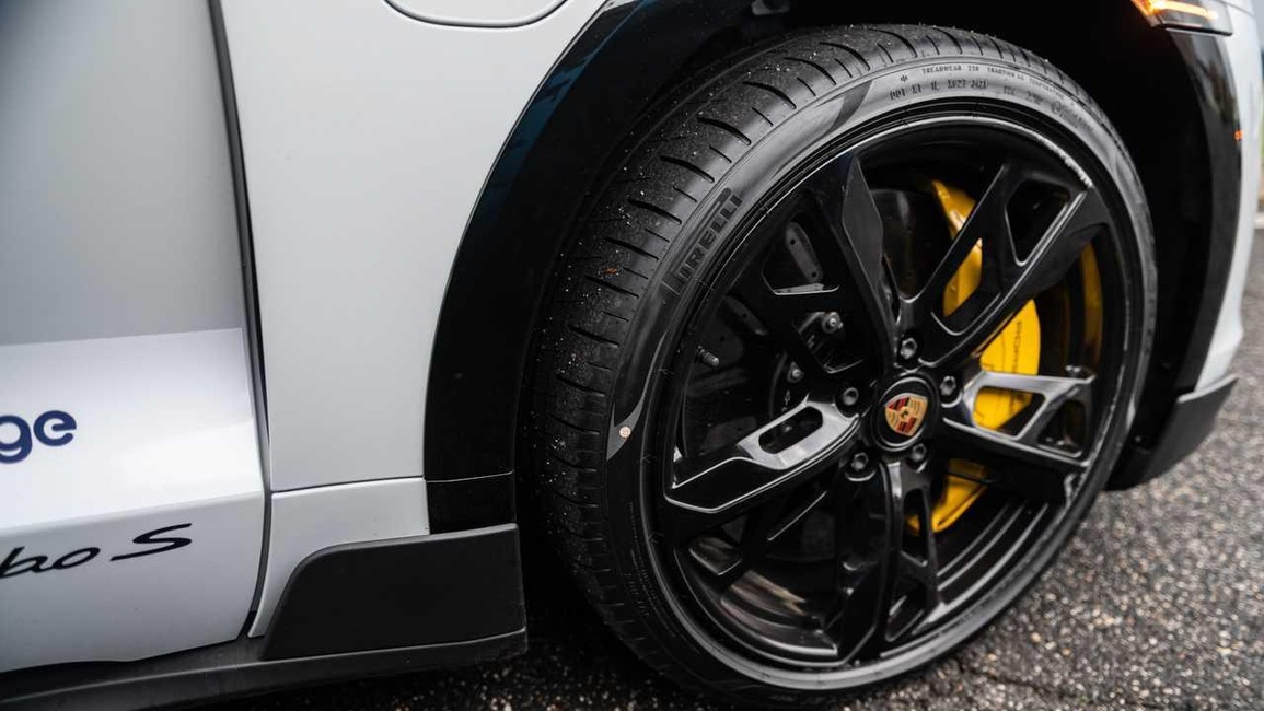 Tại sao xe điện không dùng chung lốp với ô tô truyền thống? - 1