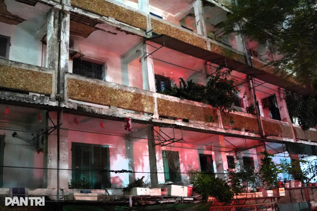 Đưa hàng trăm người dân ra khỏi các khu chung cư xuống cấp tránh bão Kajiki - 1