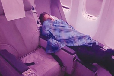 Cơ trưởng bỏ rơi khoang lái đi ngủ khi máy bay đang chở khách