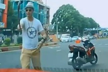 Khởi tố thầy chùa dùng gậy đập vỡ kính xe ô tô người đi đường