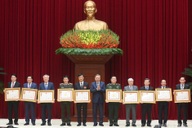Chủ tịch nước và nhiều Ủy viên Bộ Chính trị được tặng Huân chương