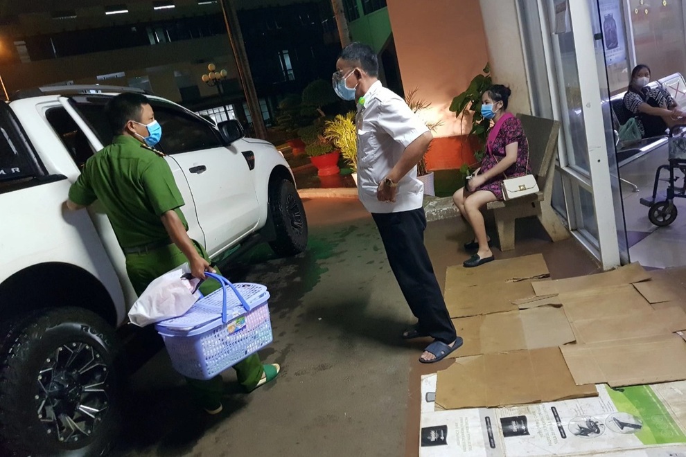 Công an xã đưa sản phụ đi sinh trong thời gian giãn cách xã hội - 1 Công an xã đưa sản phụ đi sinh trong thời gian giãn cách xã hội - 1