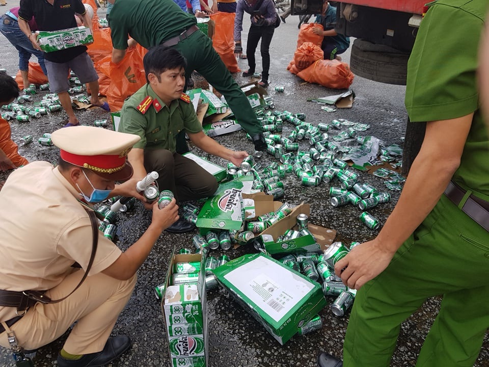 Người dân, công an giúp tài xế xe tải gom nhặt hàng trăm két bia bị rơi - 1 Người dân, công an giúp tài xế xe tải gom nhặt hàng trăm két bia bị rơi - 1