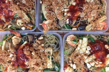 Xuyên đêm ship hàng, “đếm tiền mỏi tay" nhờ bán đồ nhậu mùa World Cup