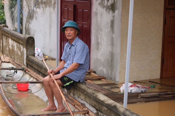 Chùm ảnh: Người dân vùng rốn lũ Quảng Bình chới với giữa cơn &quot;đại hồng thuỷ&quot; - Ảnh 4.