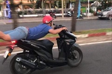 Thanh niên "tổ lái" nằm dài trên xe máy bị phạt 7 triệu đồng