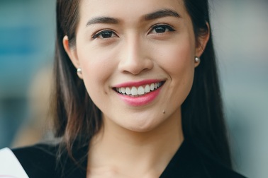 Á hậu Lệ Hằng được CNN phỏng vấn khi vừa đặt chân đến Philippines