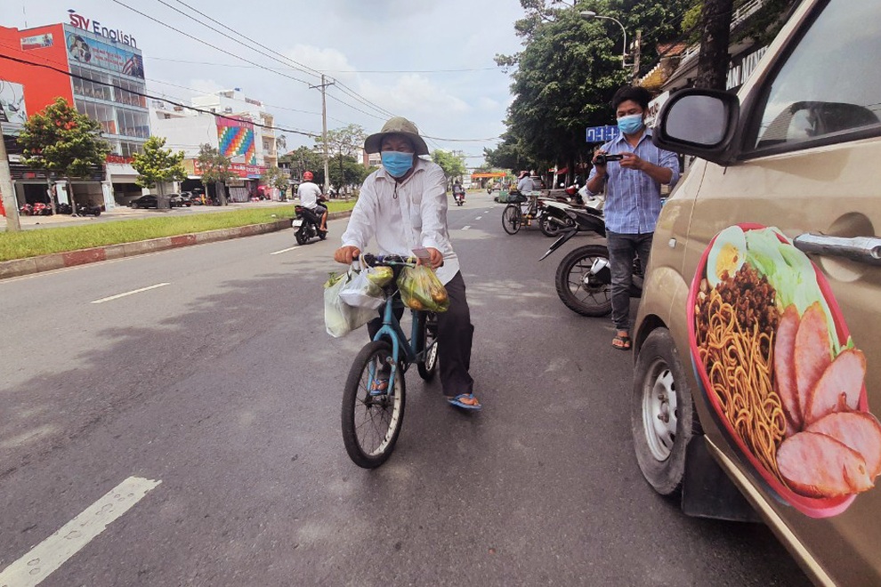Người nghèo đạp xe đi nhận rau miễn phí, cơm 0 đồng - 1 Người nghèo đạp xe đi nhận rau miễn phí, cơm 0 đồng - 1