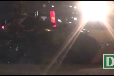 Tông vào đuôi xe container đậu bên đường, 2 người thương vong