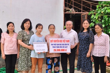 Cô bé mồ côi Ngọc Khánh tiếp tục được bạn đọc Dân trí giúp đỡ