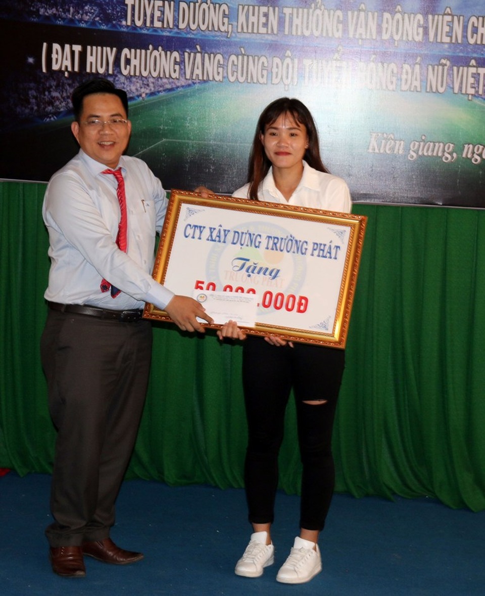 Tuyên dương, khen thưởng người hùng nữ tuyển thủ bóng đá Việt Nam - 2 Tuyên dương, khen thưởng người hùng nữ tuyển thủ bóng đá Việt Nam - 2