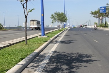 Cảnh sát cứu hộ tử nạn trên đại lộ