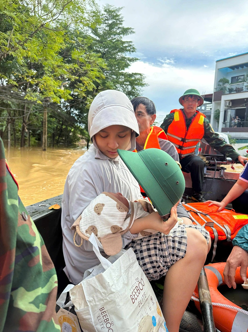 Giờ phút sinh tử bên dòng lũ, khi phía sau là hàng triệu đồng bào - 10 Giờ phút sinh tử bên dòng lũ, khi phía sau là hàng triệu đồng bào - 10