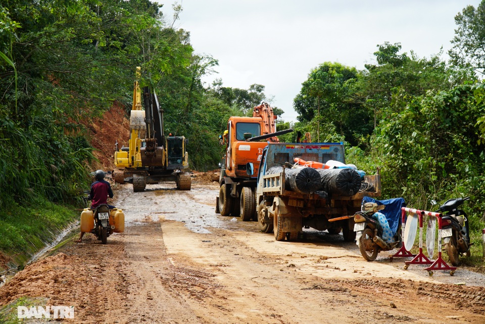 Nhìn từ trên cao 2 điểm sạt lở nghiêm trọng trên đường dẫn tới Sư đoàn 337 - 4 Nhìn từ trên cao 2 điểm sạt lở nghiêm trọng trên đường dẫn tới Sư đoàn 337 - 4