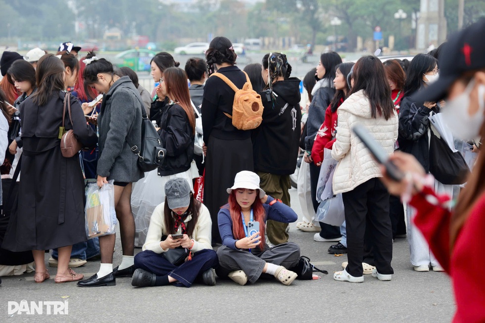 Hà Nội: Fan thức xuyên đêm, ngất xỉu vì kiệt sức chờ xem Anh trai say hi - 3