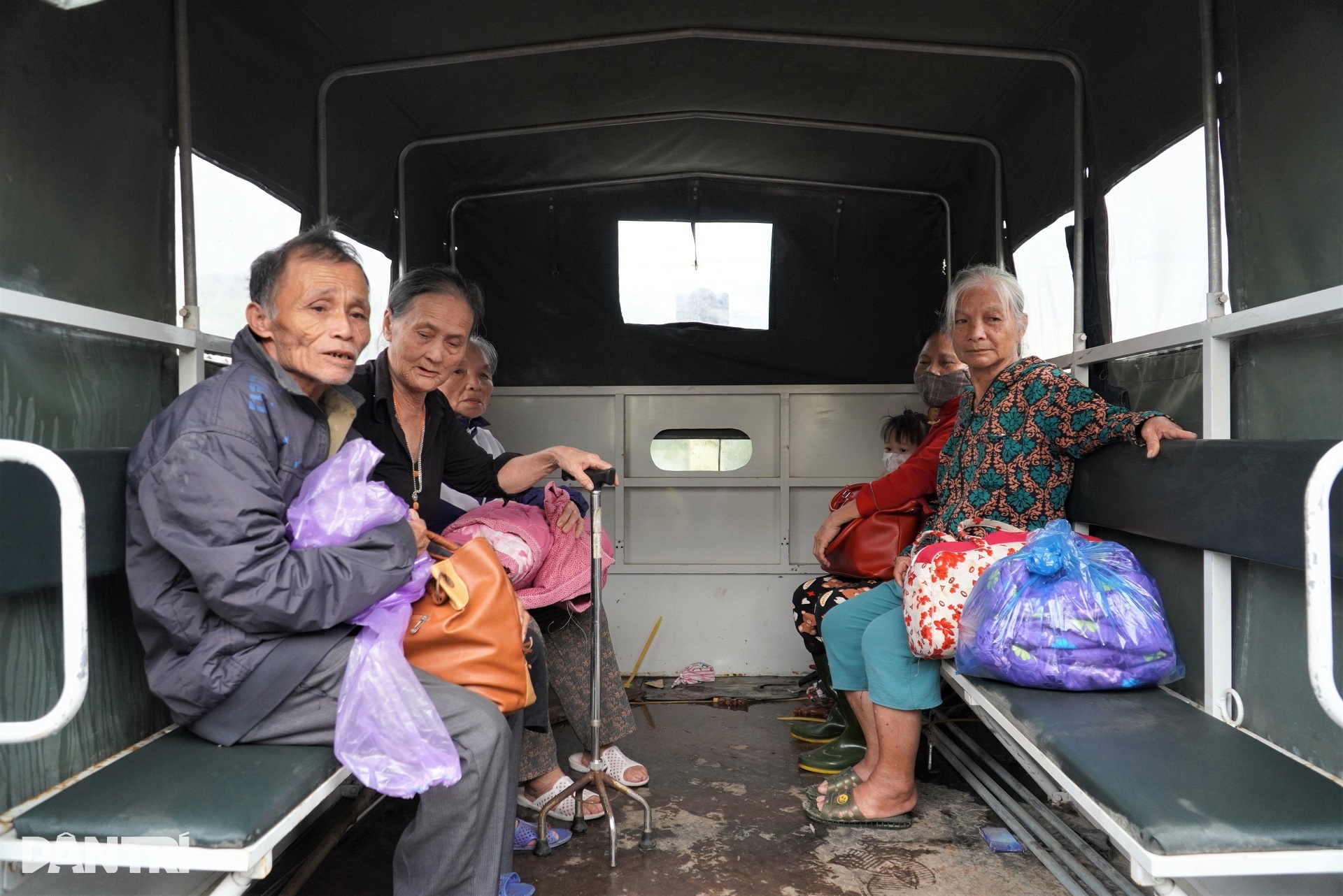 Nhà từng tan hoang do cơn bão lịch sử, dân mong bão Kajiki qua nhẹ nhàng - 8 Nhà từng tan hoang do cơn bão lịch sử, dân mong bão Kajiki qua nhẹ nhàng - 8