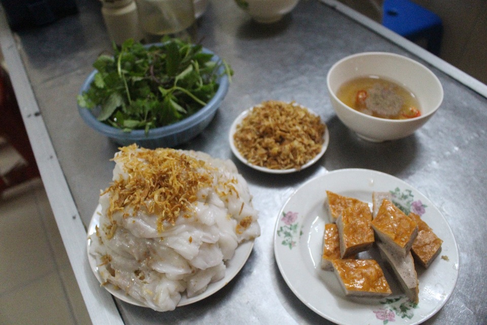 Hàng bánh cuốn kỳ lạ nhất Hà Nội: không biển hiệu, chỉ mở bán lúc nửa đêm - 8 Hàng bánh cuốn kỳ lạ nhất Hà Nội: không biển hiệu, chỉ mở bán lúc nửa đêm - 8