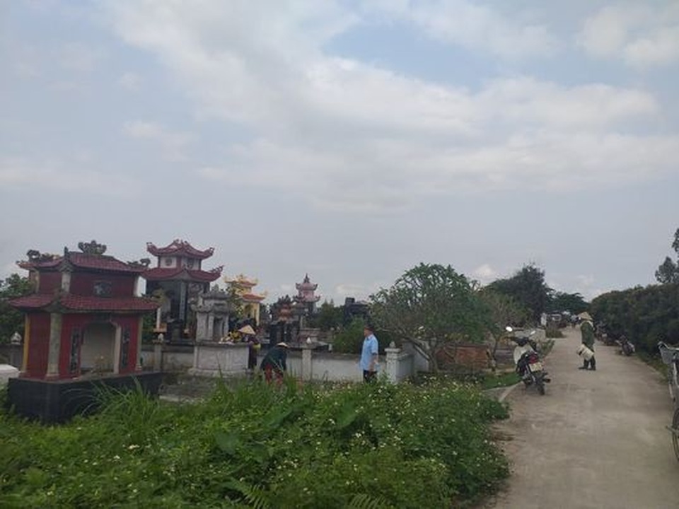 Xác định nghi phạm phá hoại nhiều ngôi mộ ở Hải Phòng - 2 Xác định nghi phạm phá hoại nhiều ngôi mộ ở Hải Phòng - 2
