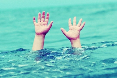 Thái Bình: Hai học sinh đuối nước tử vong khi tắm ở đầm ven sông Trà Lý