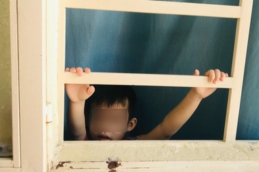 Đứa trẻ bị nhốt trong nhà và bi kịch thời Covid