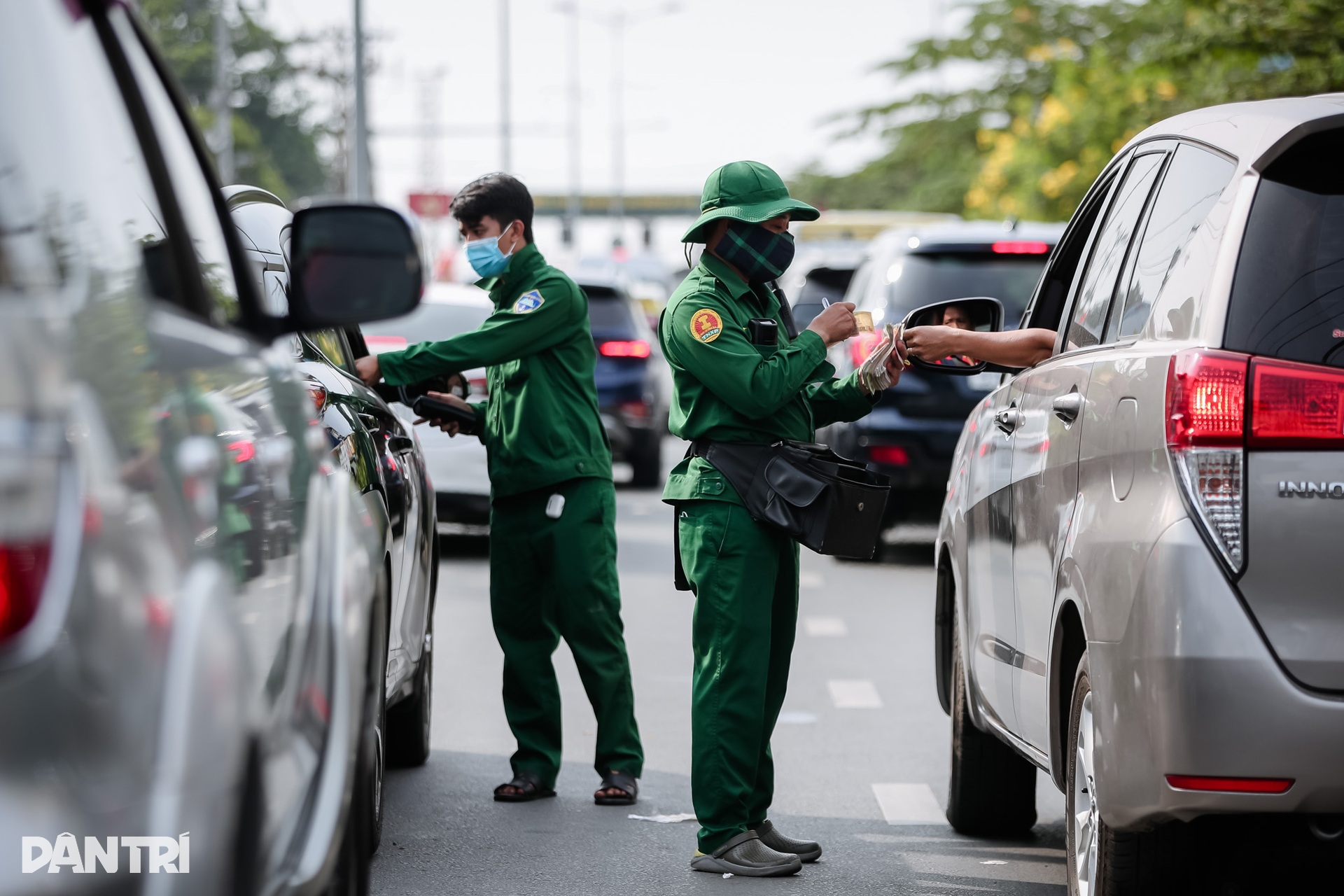 Cửa ngõ phía Đông TPHCM kẹt cứng ngày đầu nghỉ lễ - 12 Cửa ngõ phía Đông TPHCM kẹt cứng ngày đầu nghỉ lễ - 12