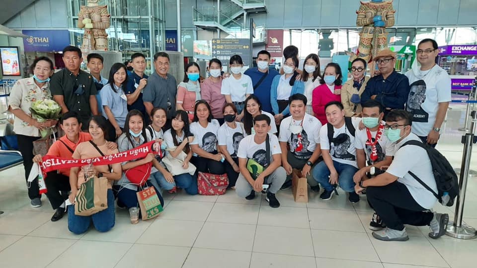 Người hâm mộ tiễn Kiatisuk rời Thái Lan sang Việt Nam dẫn dắt HA Gia Lai - 5 Người hâm mộ tiễn Kiatisuk rời Thái Lan sang Việt Nam dẫn dắt HA Gia Lai - 5