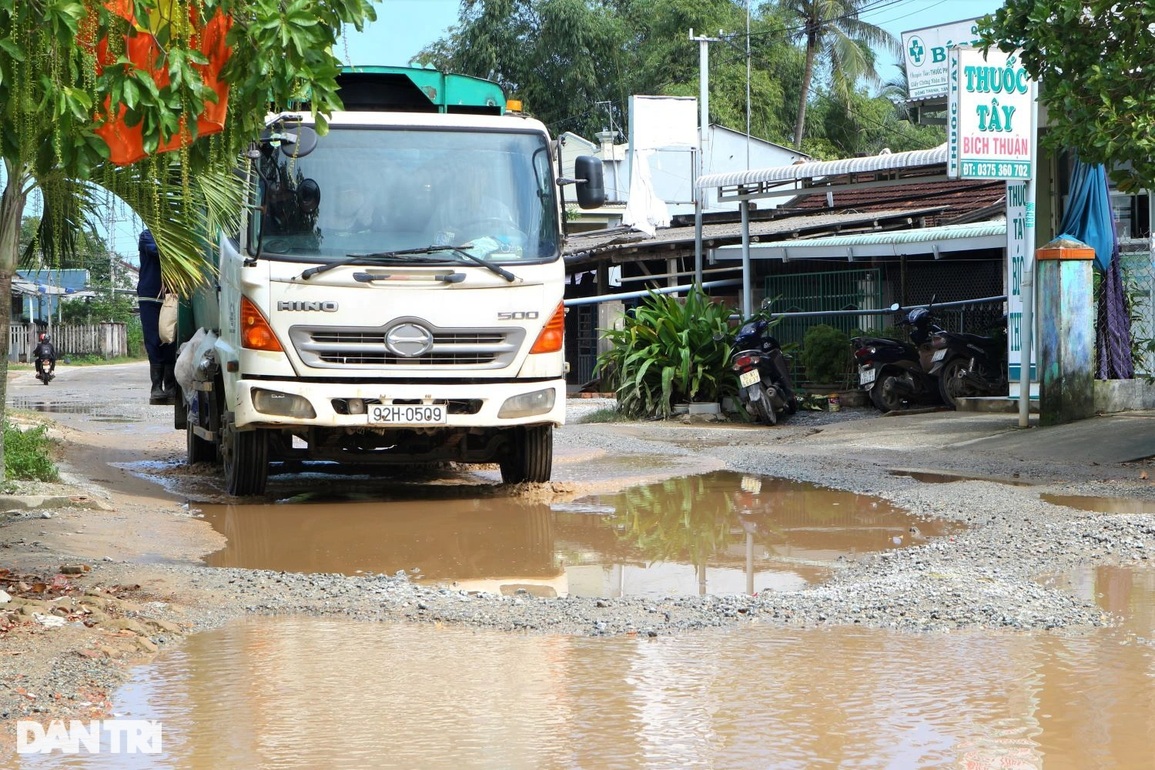 Bất an khi đi qua đoạn đường 2,5 km chi chít ổ voi, ổ gà - 14 Bất an khi đi qua đoạn đường 2,5 km chi chít ổ voi, ổ gà - 14