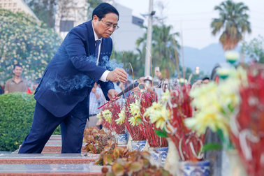 Thủ tướng dâng hương tưởng niệm các Anh hùng, liệt sĩ tại Điện Biên Phủ
