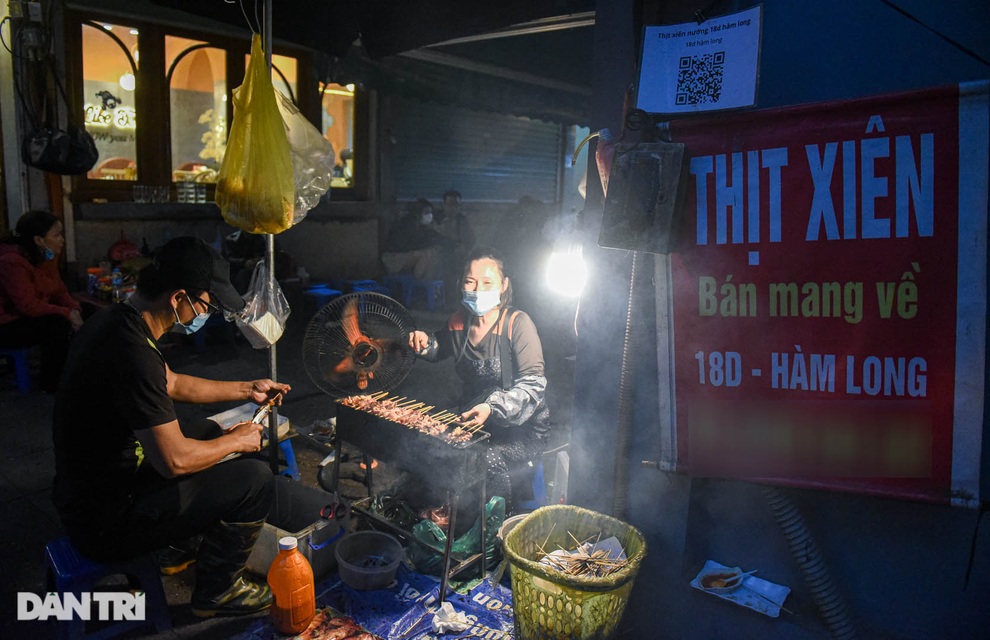 Quán thịt xiên chờ ở Hà Nội: Giá ngang cốc trà đá, ngày 1000 xiên bay vèo - 3 Quán thịt xiên chờ ở Hà Nội: Giá ngang cốc trà đá, ngày 1000 xiên bay vèo - 3