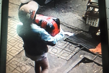 Mẹ che chắn để con gái 13 tuổi ra tay trộm đồ