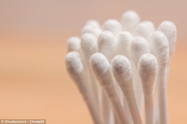 Tại sao vệ sinh tai trẻ bằng tăm bông lại nguy hiểm?